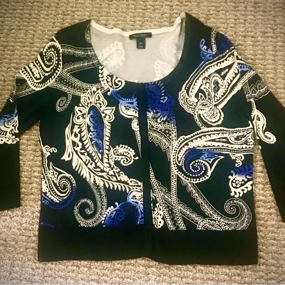 Black snap from neckline to bottom sweater. Light weight and great for overtop.